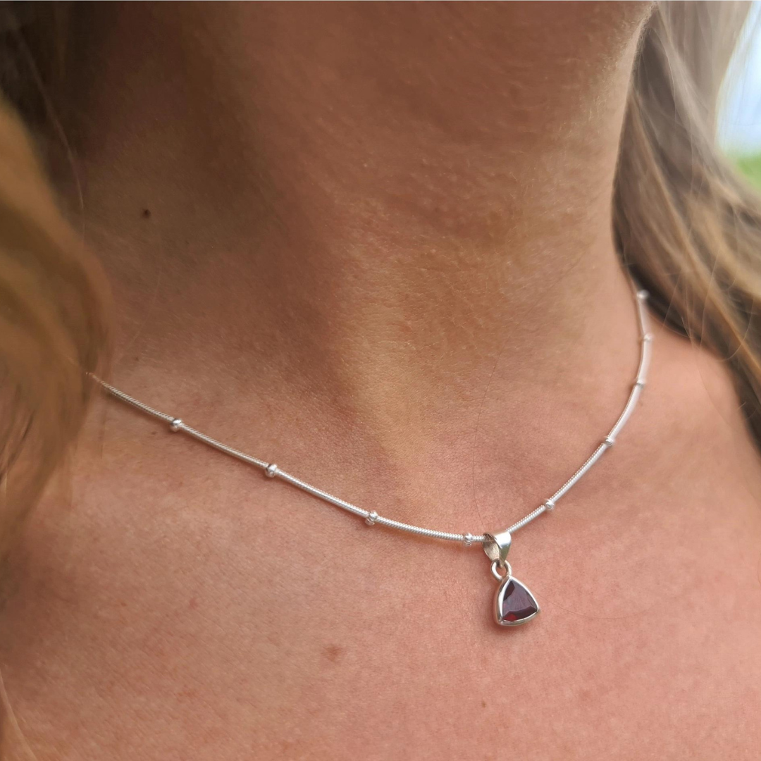 Wohlstands-Geburtsstein- und Initialen-Halskette