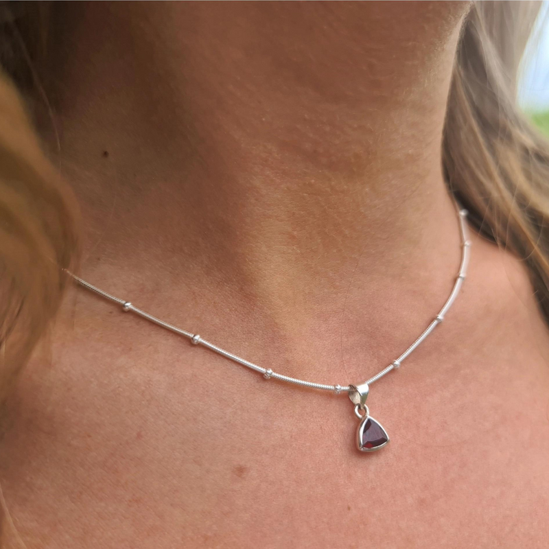 Wohlstands-Geburtsstein- und Initialen-Halskette