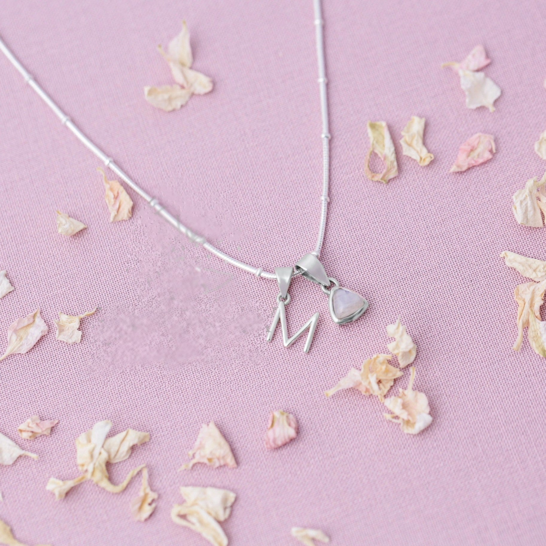 Wohlstands-Geburtsstein- und Initialen-Halskette