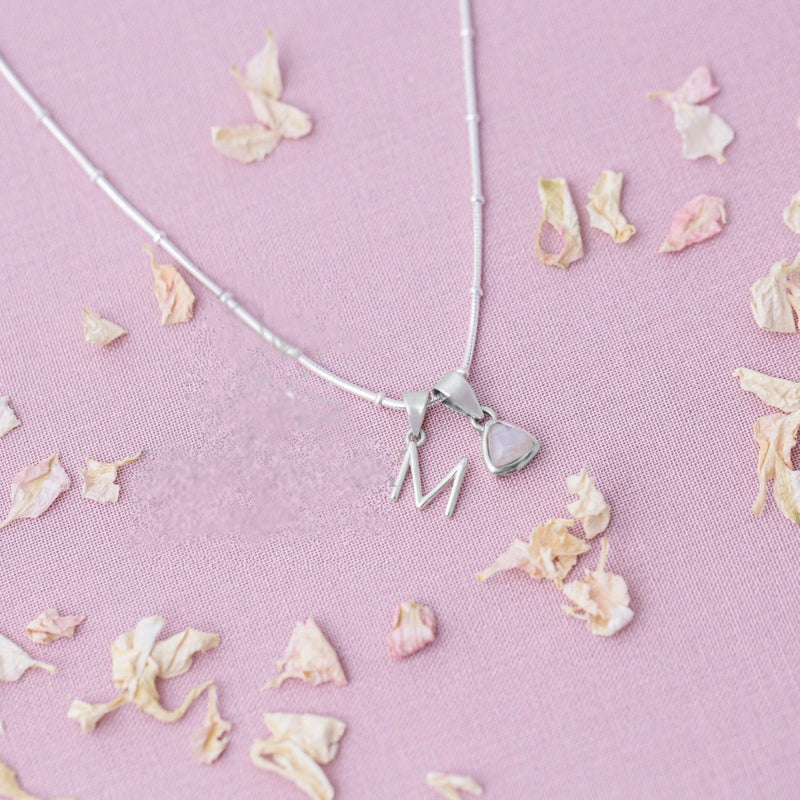 Wohlstands-Geburtsstein- und Initialen-Halskette