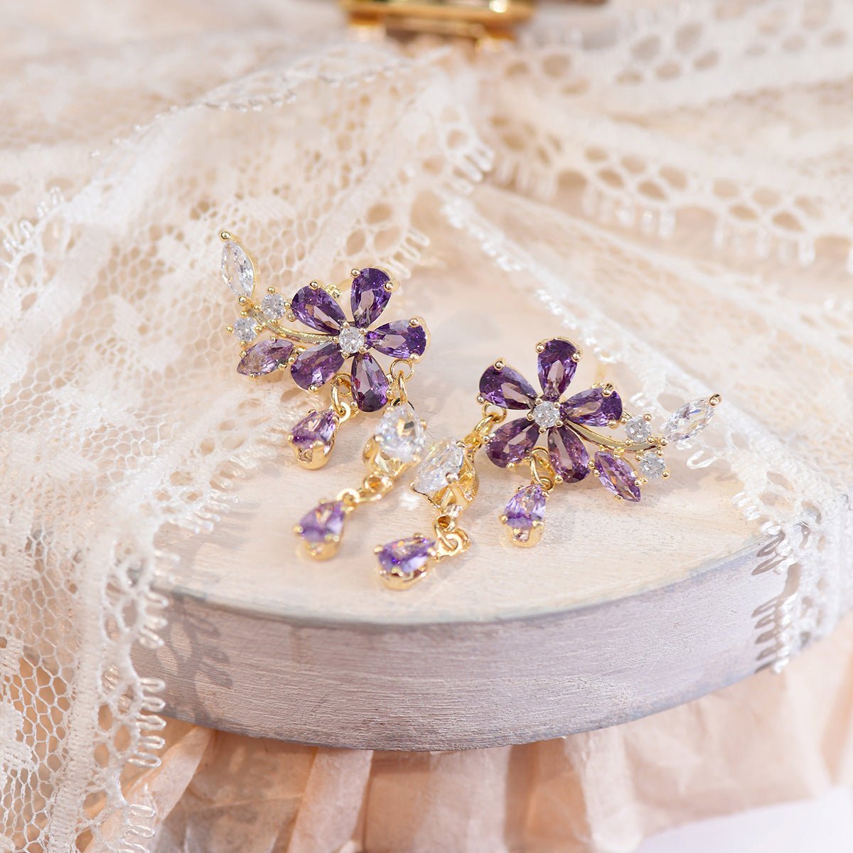 Lila Blumen-Tropfen-Ohrringe
