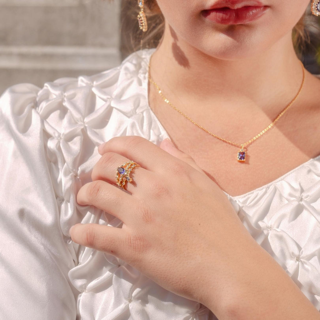 Halskette mit violetten Edelsteinen (massives Silber)