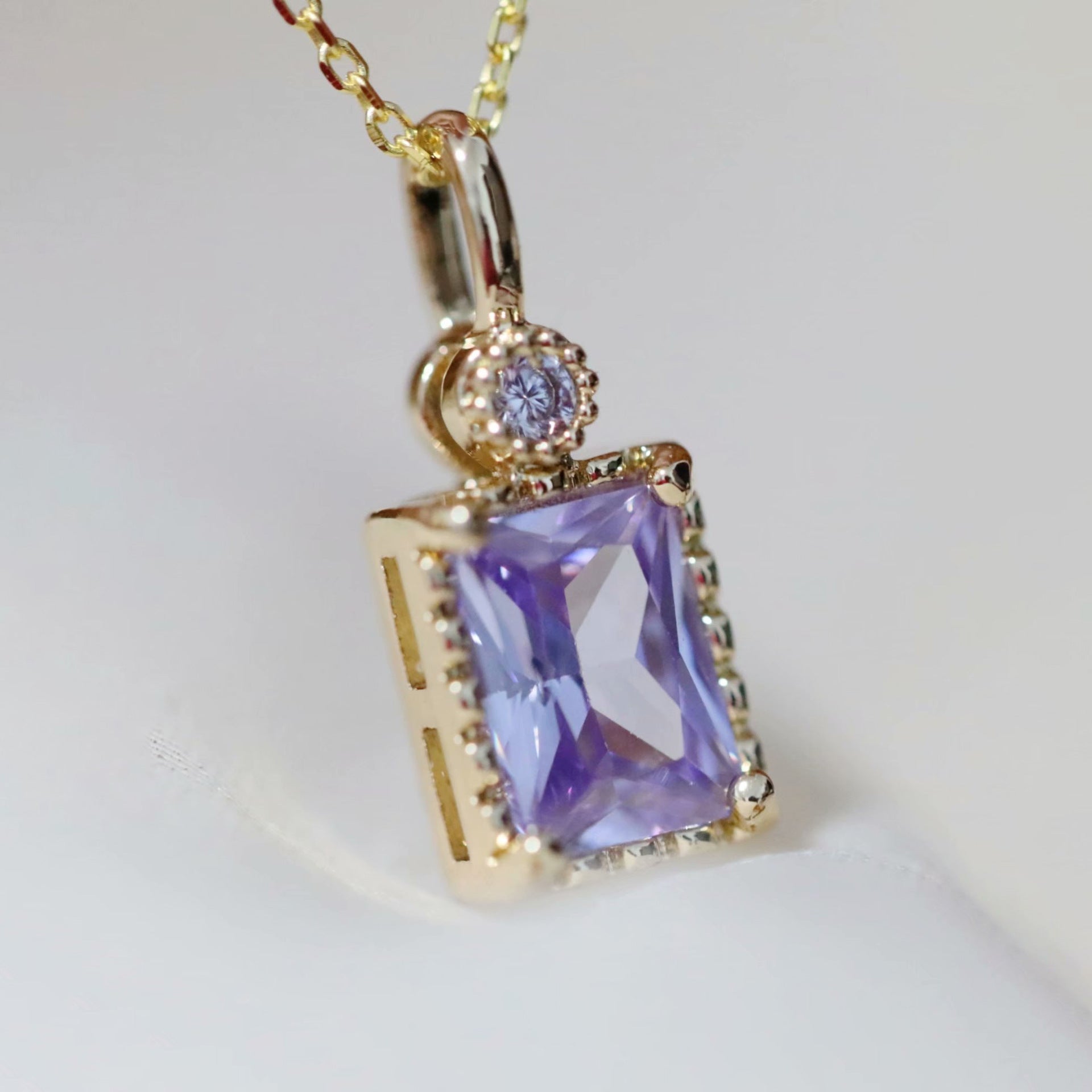 Halskette mit violetten Edelsteinen (massives Silber)