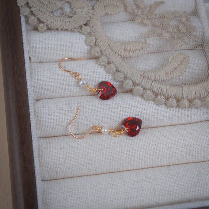 Rote Herzohrringe (massives Silber)