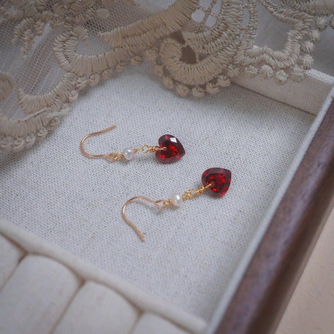 Rote Herzohrringe (massives Silber)