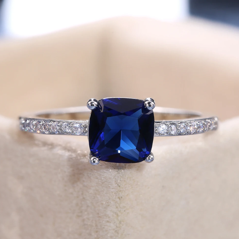 Chavri - Zeitlose quadratische Steinringe