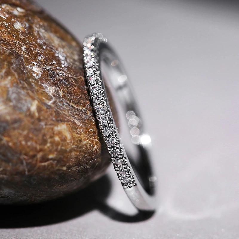Brillante, mit Zirkonen besetzte, ultradünne, stapelbare Ringe