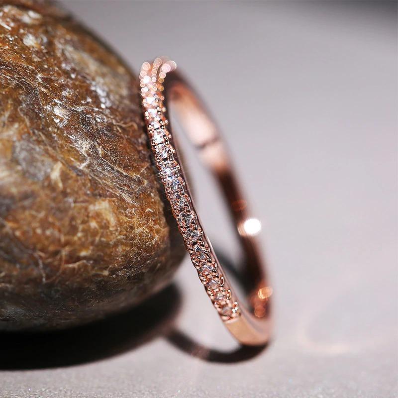 Brillante, mit Zirkonen besetzte, ultradünne, stapelbare Ringe