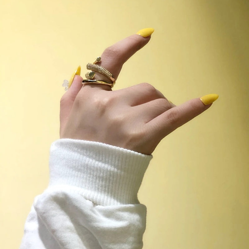 Verstellbarer, mit Strasssteinen besetzter Ring in Goldmikrofassung