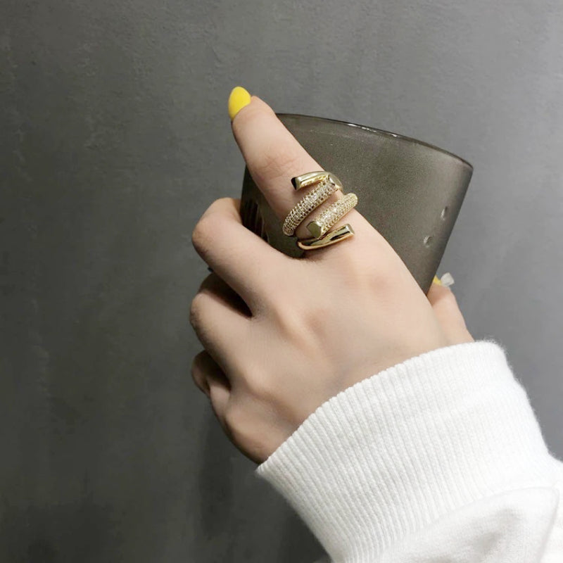 Verstellbarer, mit Strasssteinen besetzter Ring in Goldmikrofassung