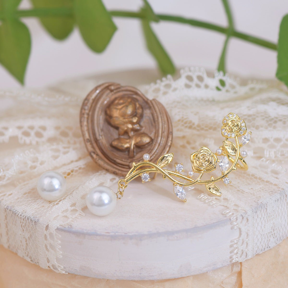 Ohrringe mit Rosen-Klettermotiv