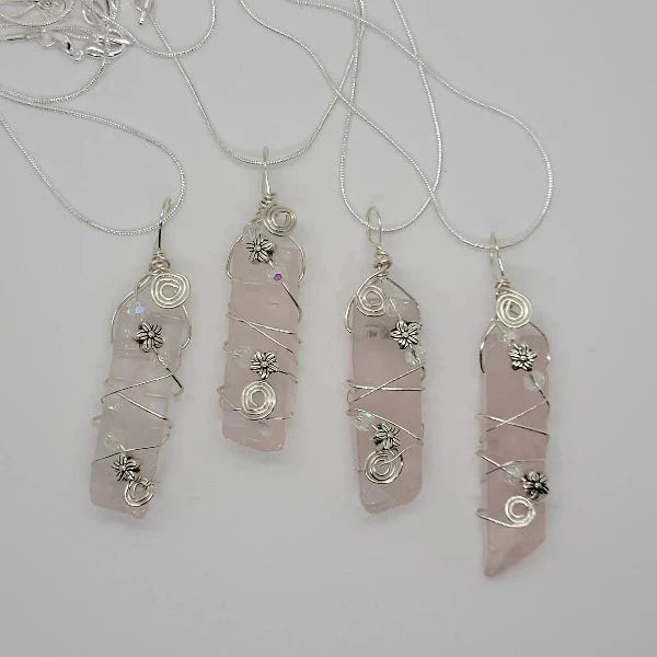 Halskette mit Rosenquarz-Kristall