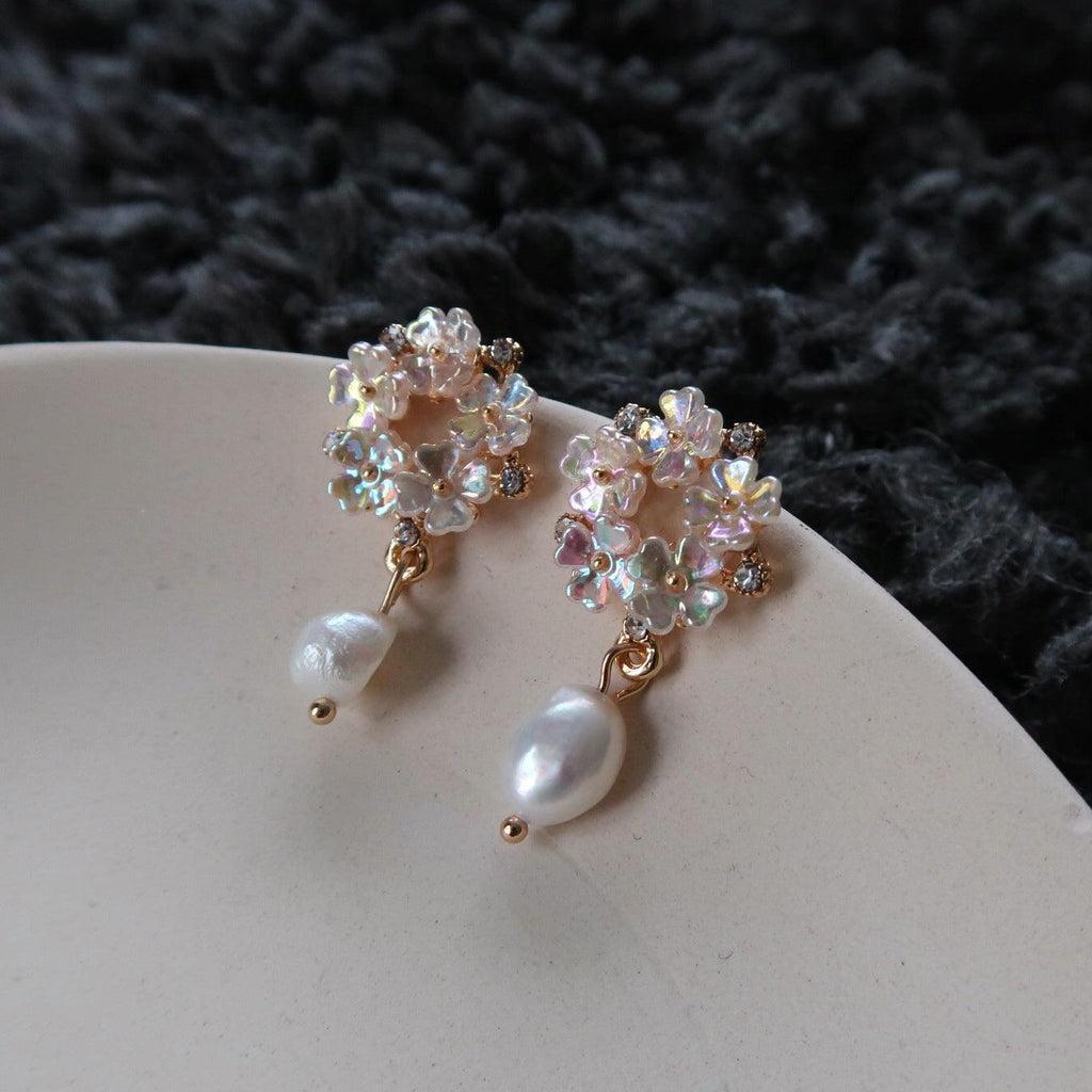 Muschelblüten- und Perlenohrringe