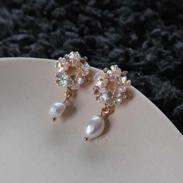 Muschelblüten- und Perlenohrringe