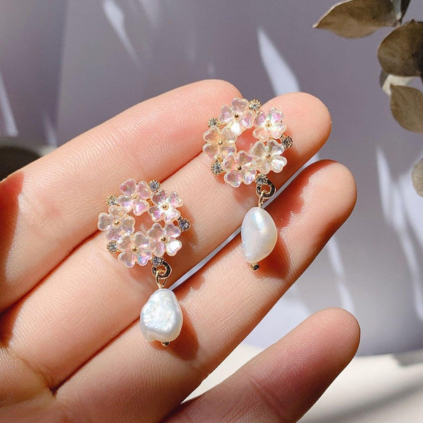 Muschelblüten- und Perlenohrringe