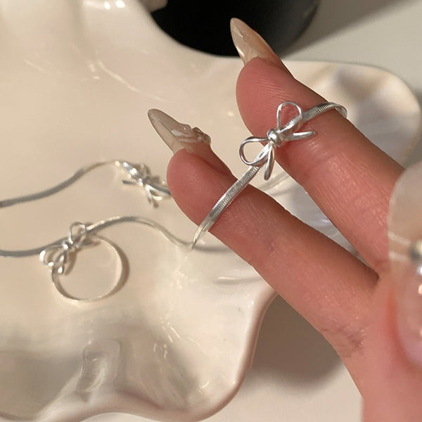 Silberne Halskette mit Schleife