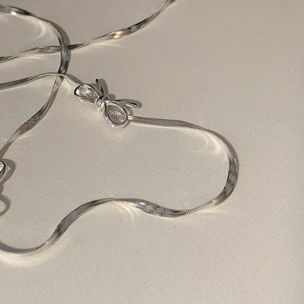 Silberne Halskette mit Schleife