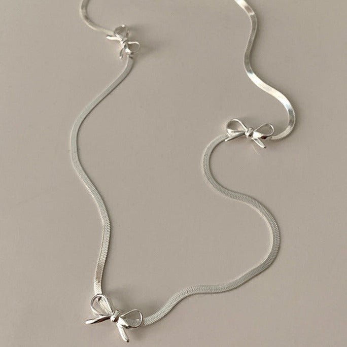 Silberne Halskette mit Schleife