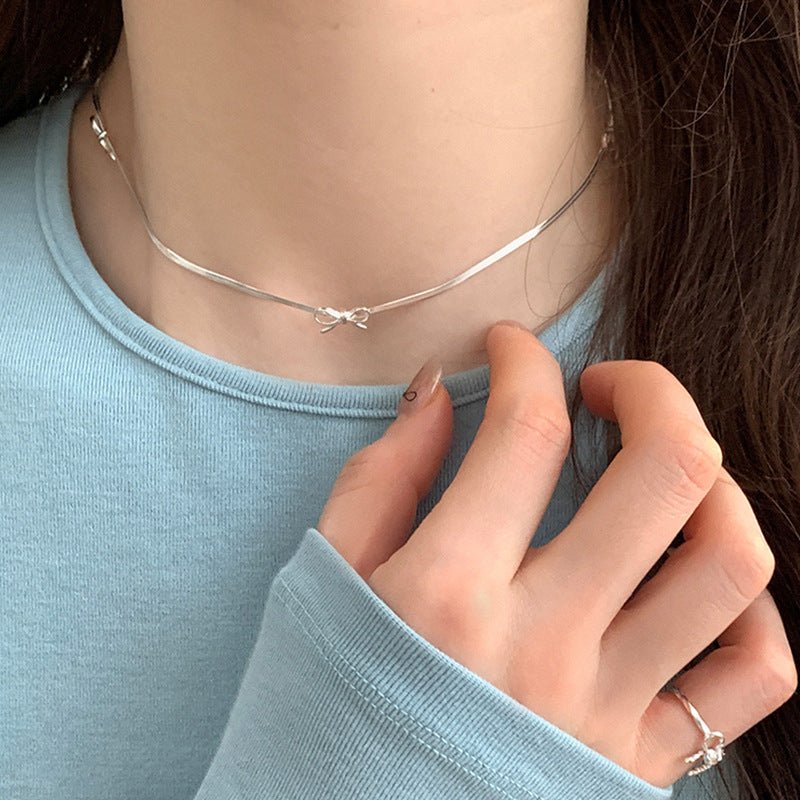 Silberne Halskette mit Schleife