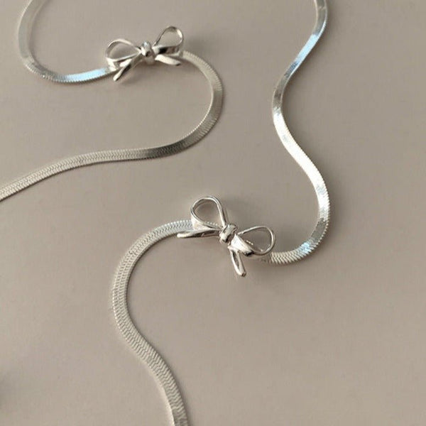 Silberne Halskette mit Schleife