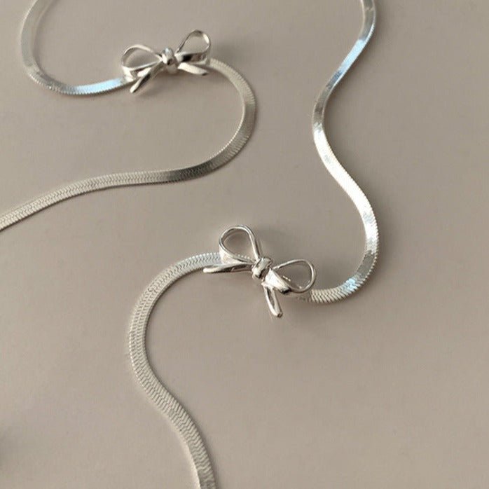 Silberne Halskette mit Schleife