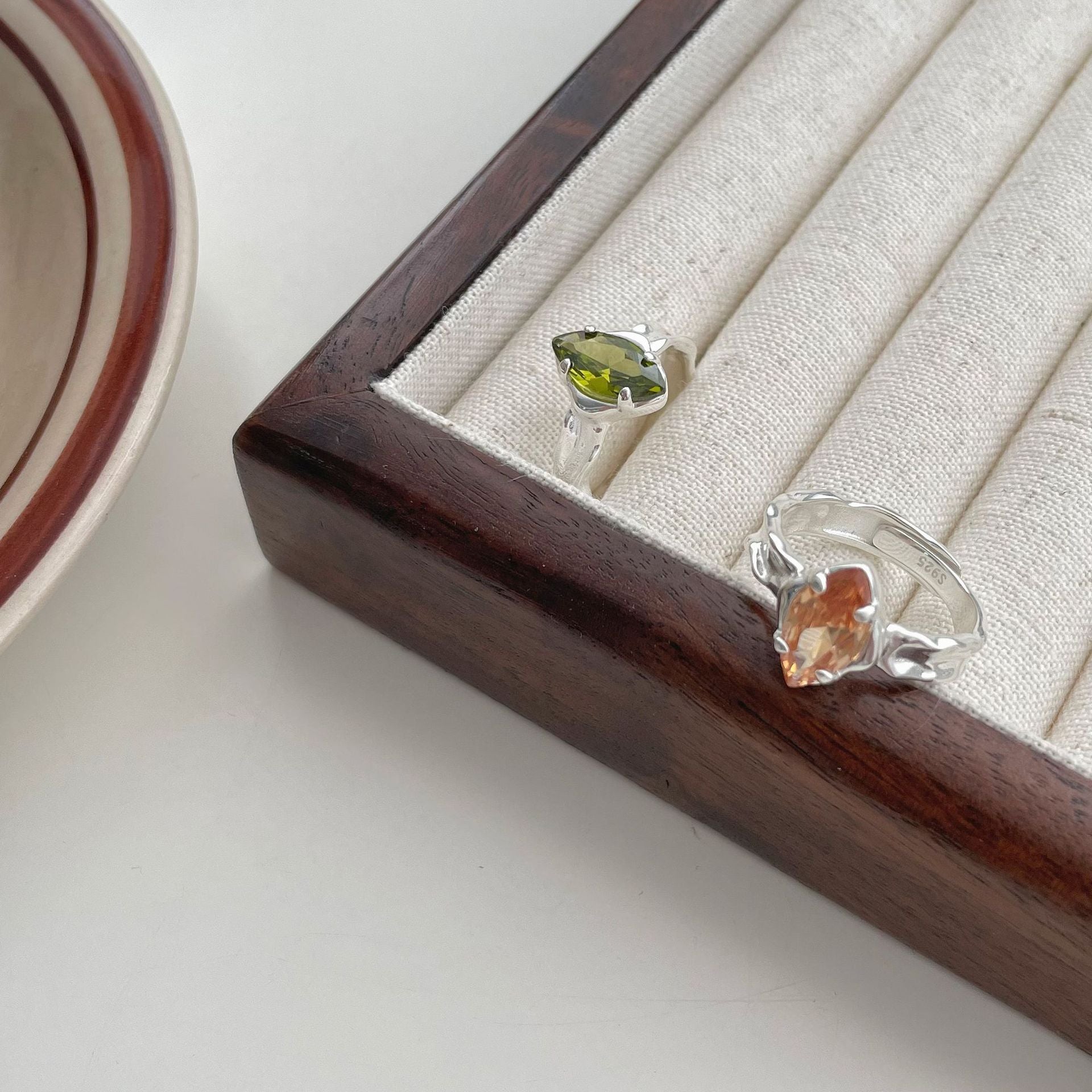 Silberner Edelsteinring (massives Silber)