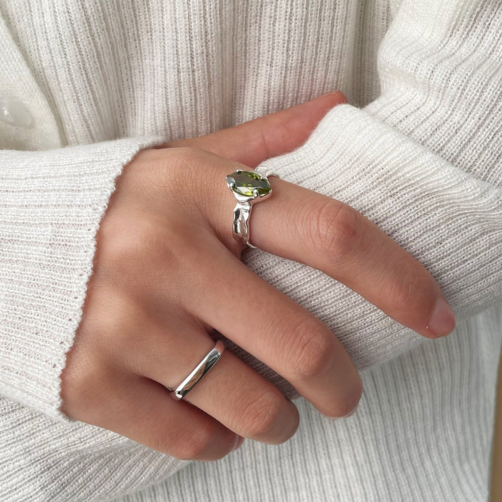 Silberner Edelsteinring (massives Silber)