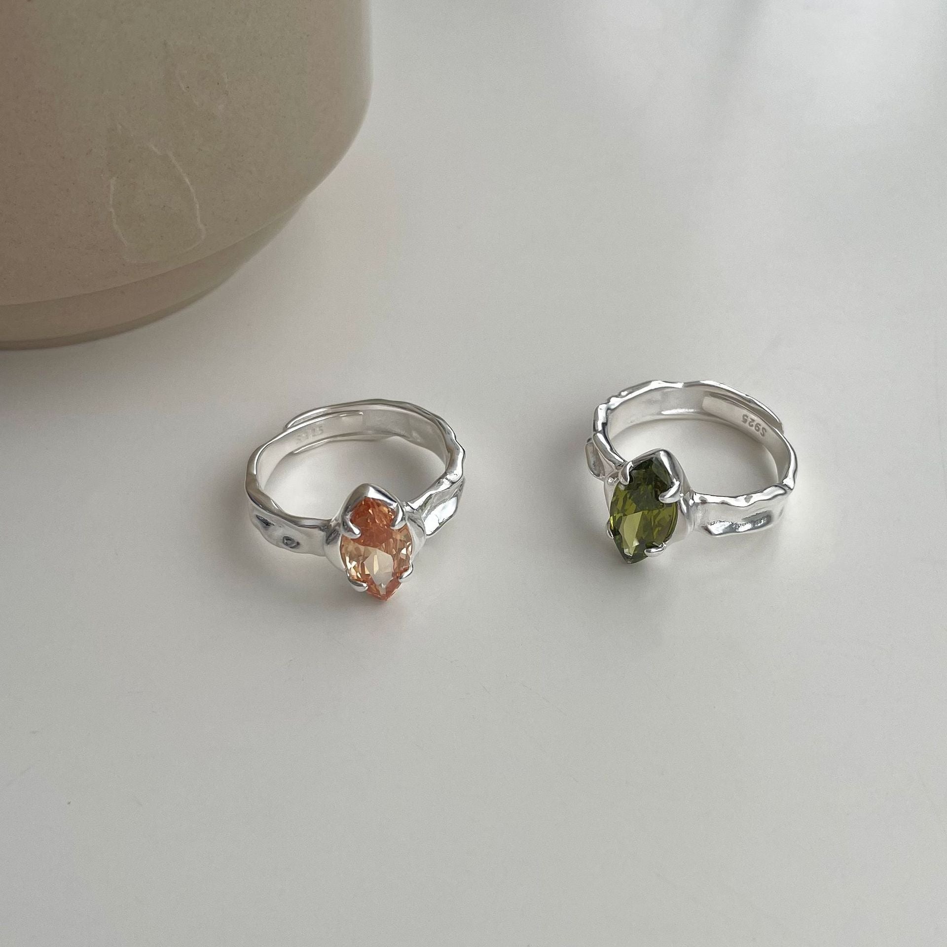 Silberner Edelsteinring (massives Silber)