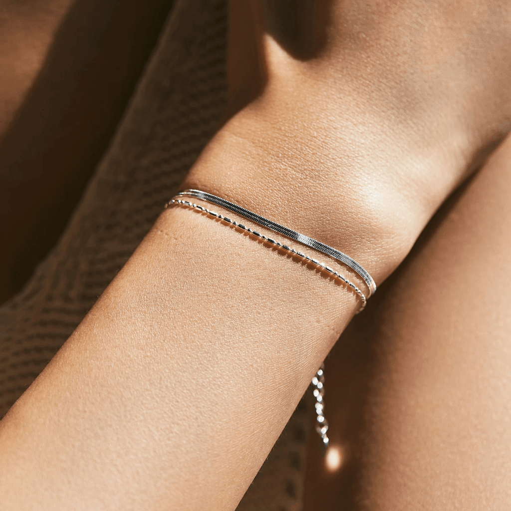 Doppellagiges Armband mit silbernen Schuppen