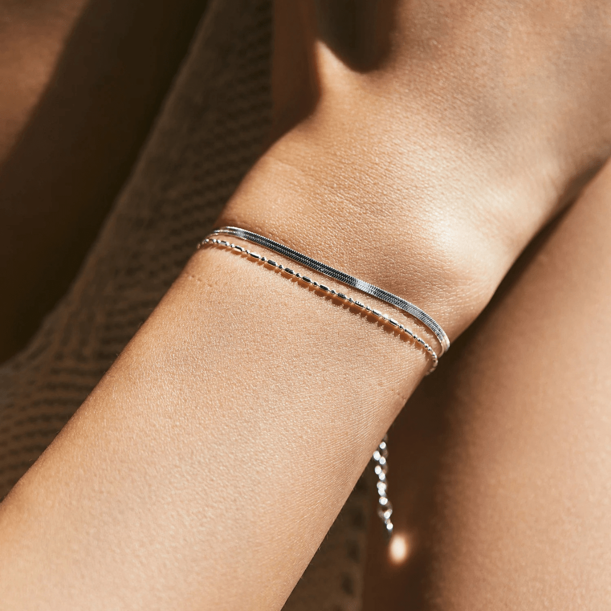 Doppellagiges Armband mit silbernen Schuppen