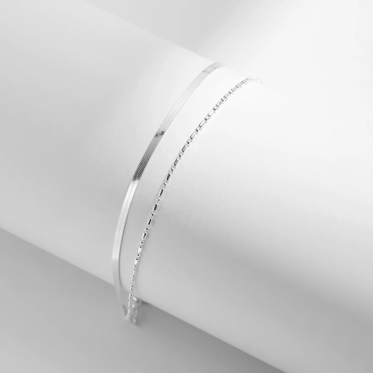 Doppellagiges Armband mit silbernen Schuppen