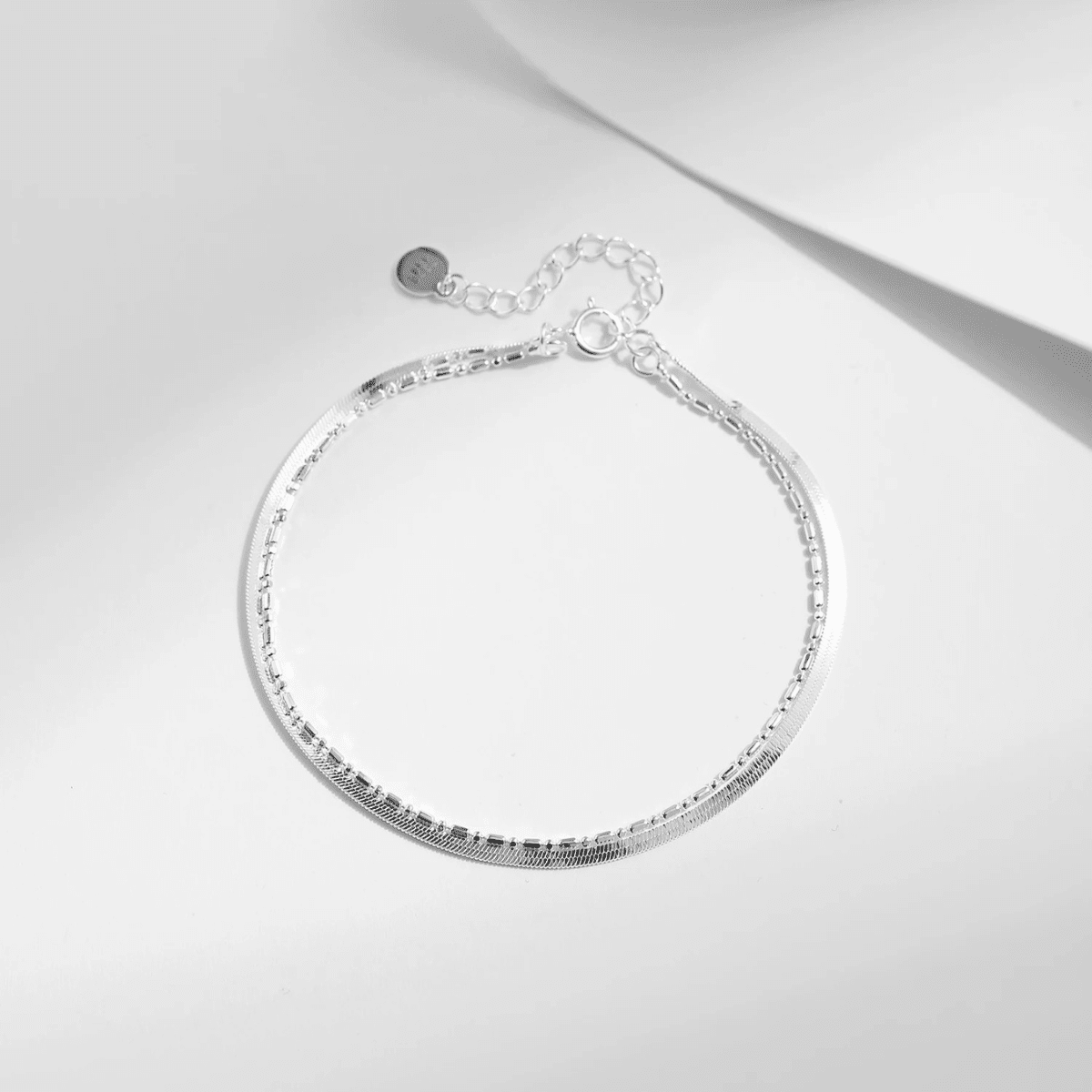 Doppellagiges Armband mit silbernen Schuppen