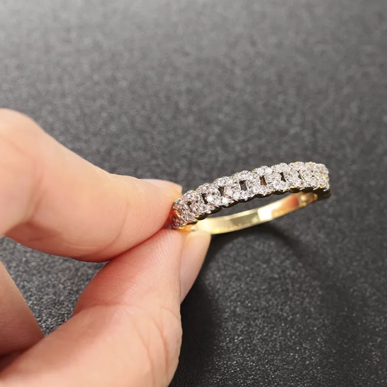 Carmiora - Minimalistischer Ring mit funkelnden Steinen