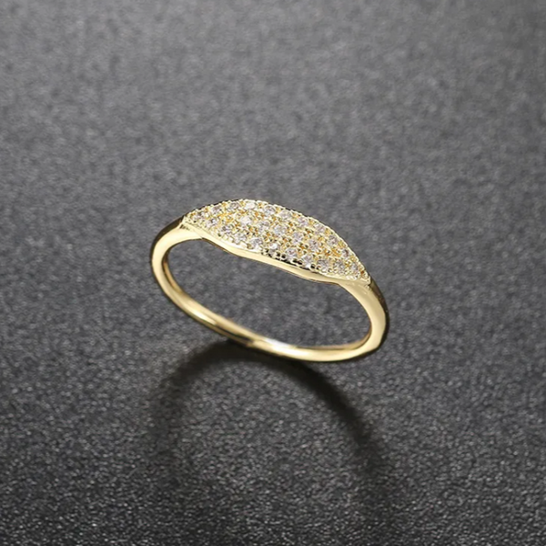 Chavri - Minimalistischer Ring mit funkelnden Steinen