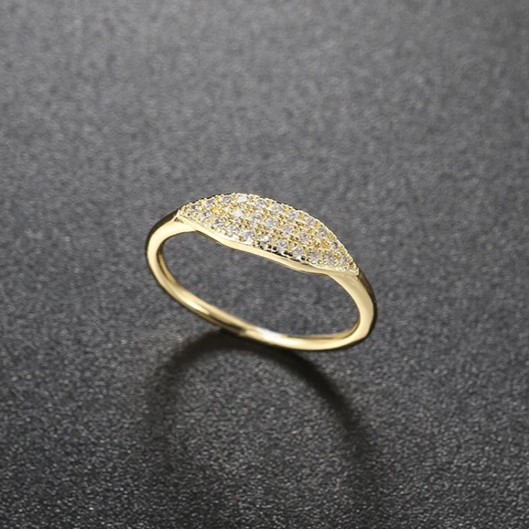 Carmiora - Minimalistischer Ring mit funkelnden Steinen