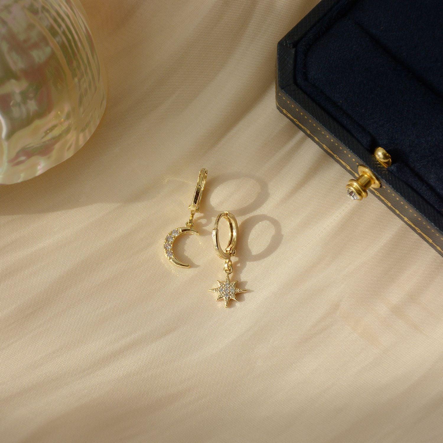 Huggie-Ohrringe mit Stern und Mond