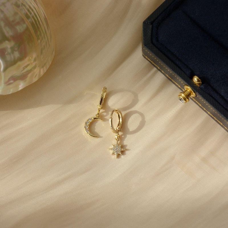 Huggie-Ohrringe mit Stern und Mond
