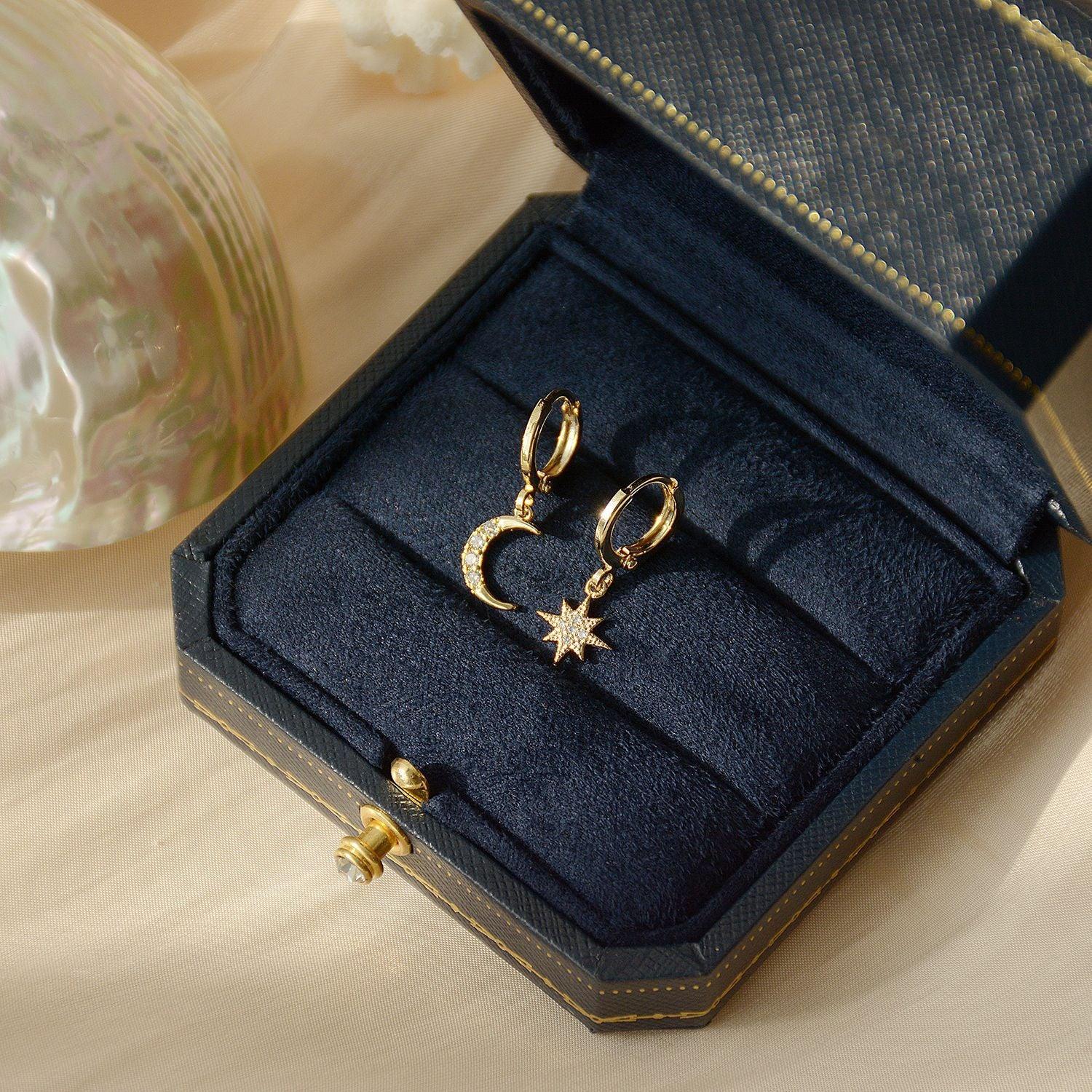 Huggie-Ohrringe mit Stern und Mond
