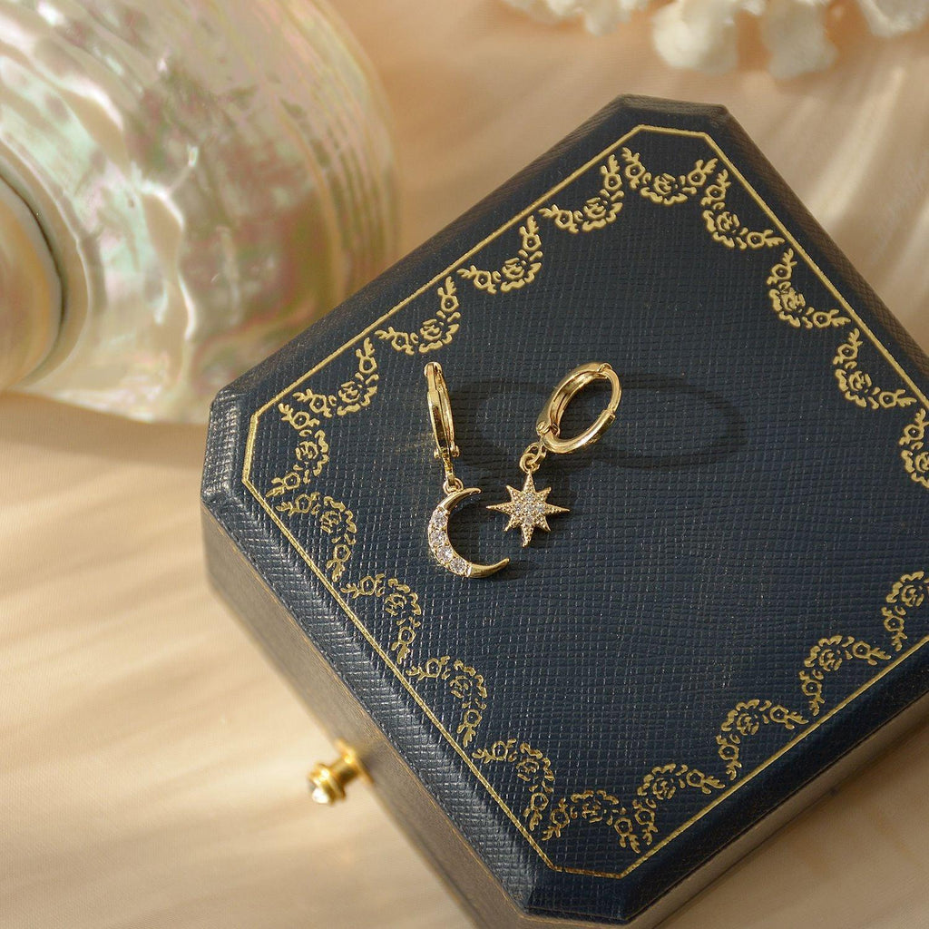 Huggie-Ohrringe mit Stern und Mond