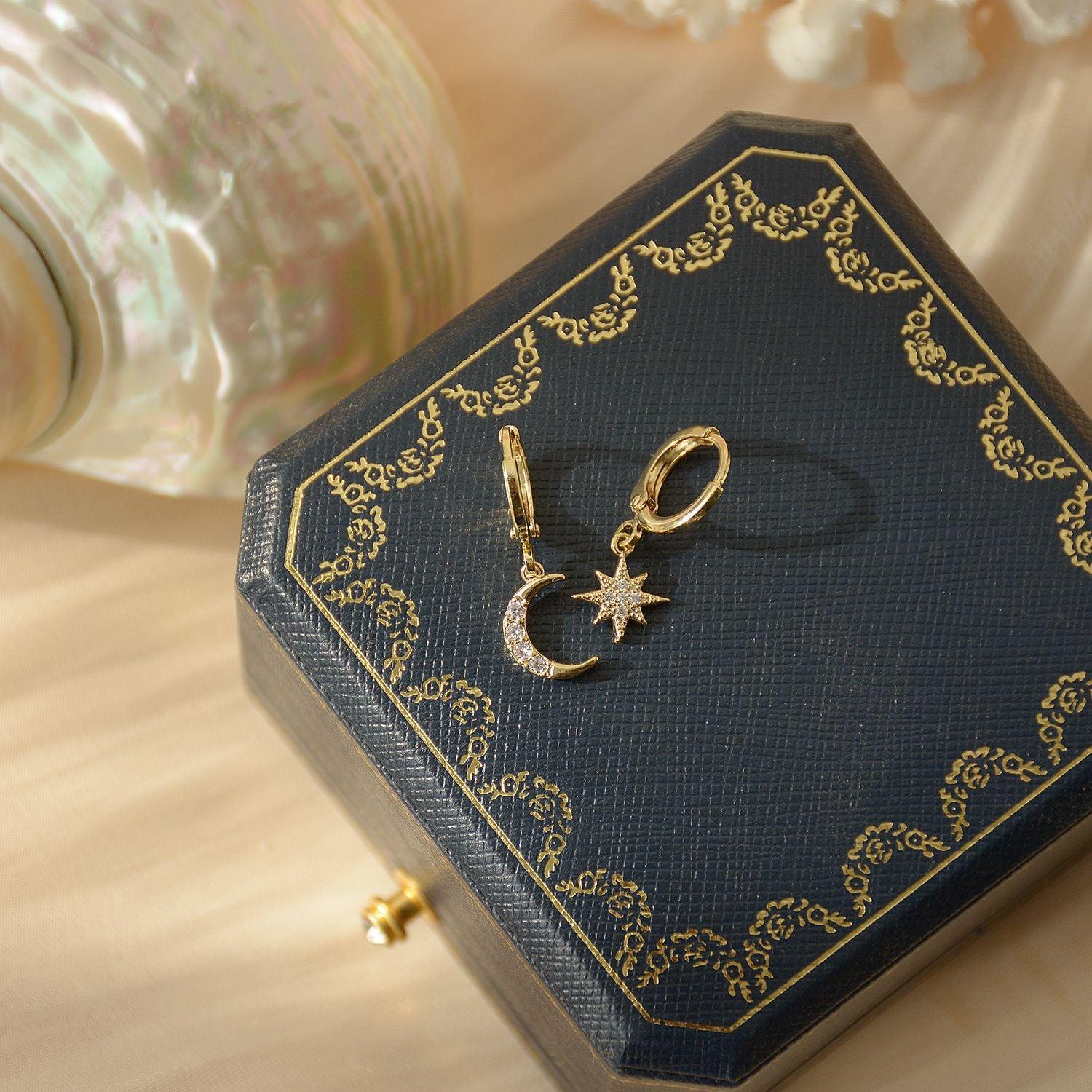 Huggie-Ohrringe mit Stern und Mond