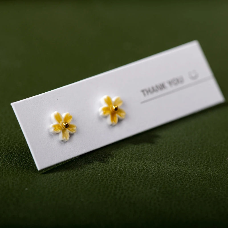 Kleine und Mini-Ohrstecker mit mehrfarbiger Keramikblume