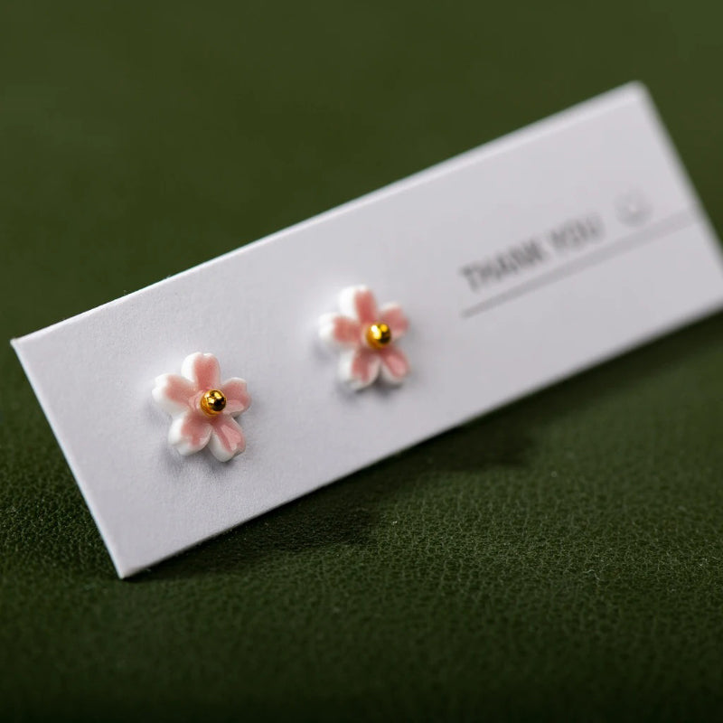 Kleine und Mini-Ohrstecker mit mehrfarbiger Keramikblume