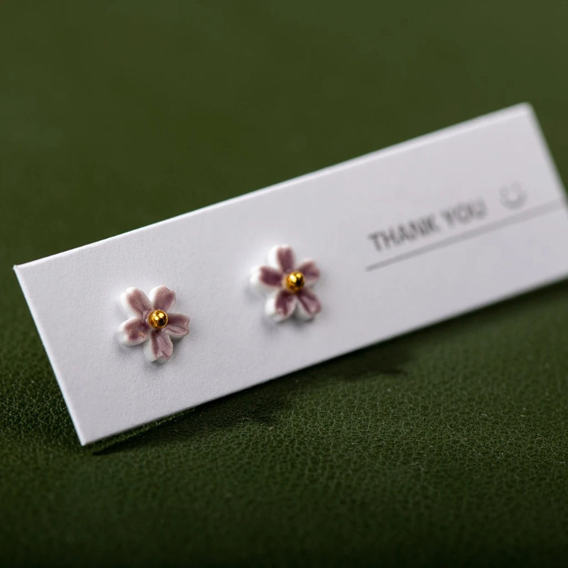 Kleine und Mini-Ohrstecker mit mehrfarbiger Keramikblume