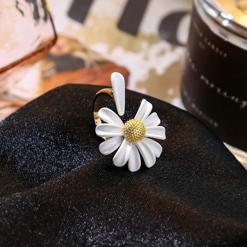 Zierliche verstellbare Ringe mit weißen Gänseblümchen