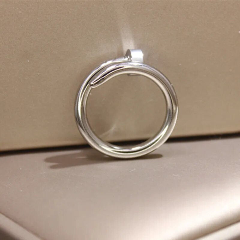 Zarte, mit Mikroeinlagen aus Zirkonia versehene Ringe in Nagelform