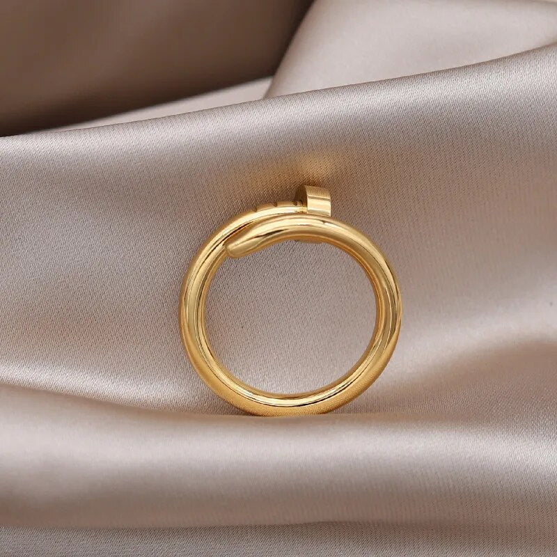 Zarte, mit Mikroeinlagen aus Zirkonia versehene Ringe in Nagelform