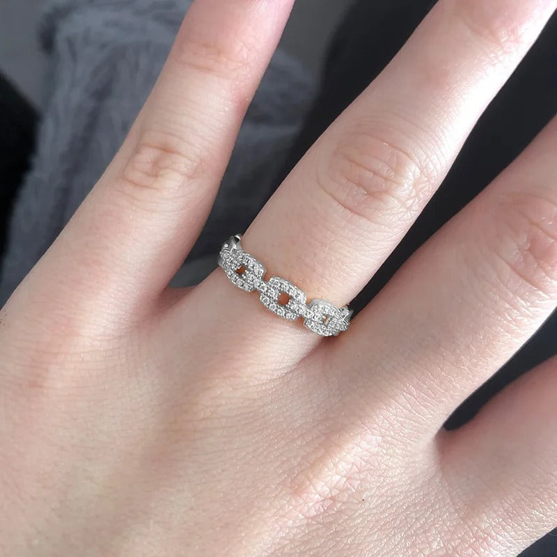Carmiora - Minimalistischer Ring mit funkelnden Steinen