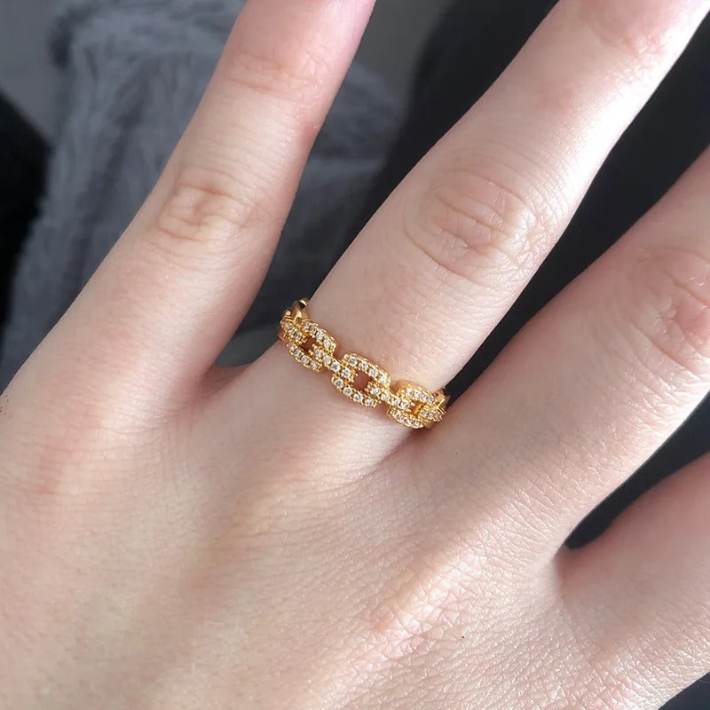 Carmiora - Minimalistischer Ring mit funkelnden Steinen