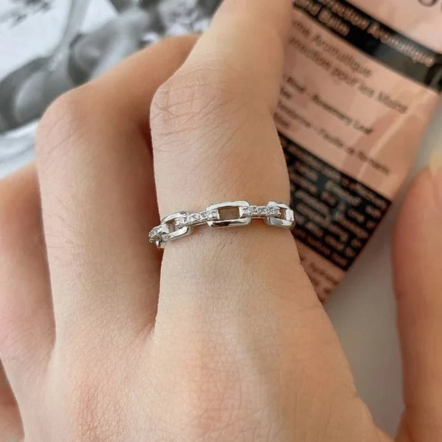 Chavri - Minimalistischer Ring mit funkelnden Steinen