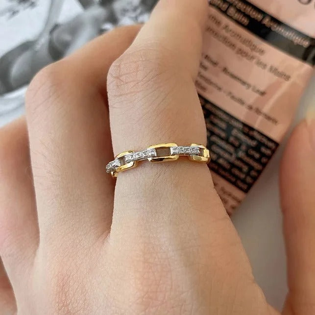 Chavri - Minimalistischer Ring mit funkelnden Steinen